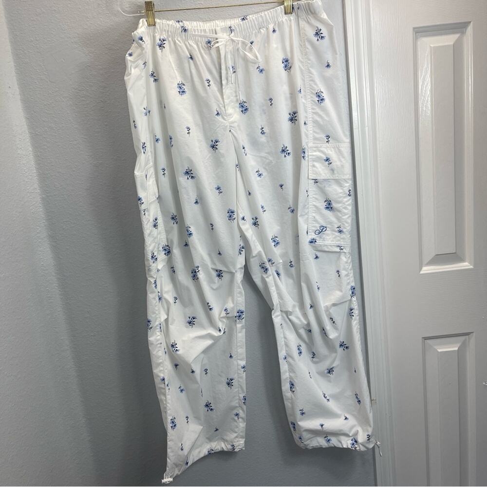 Victoria’s Secret Pink Optic White Floral Cargo Pants - Picture 2 of 13